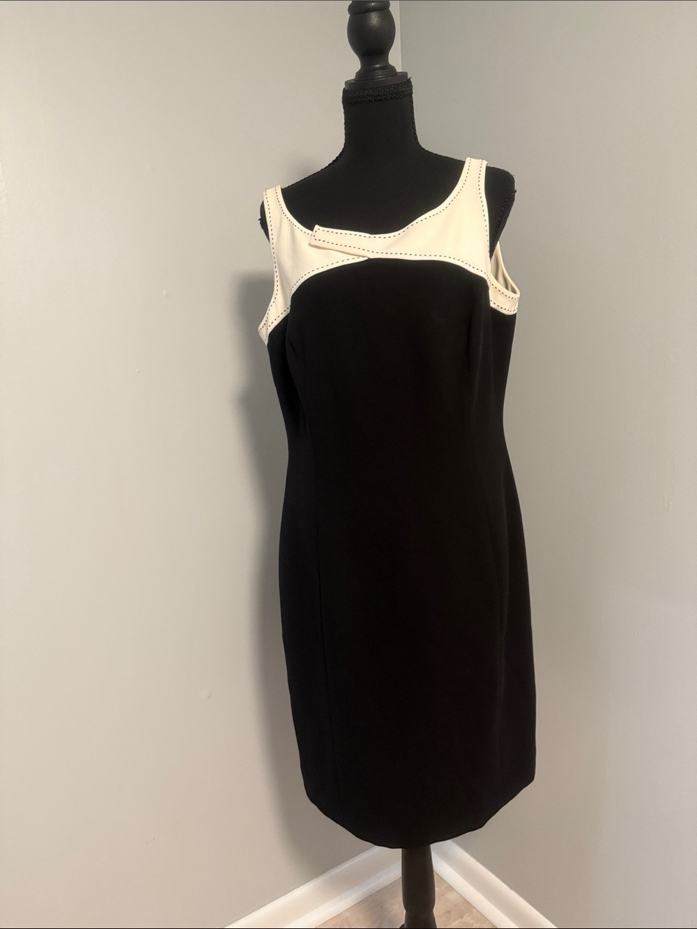 Jones New York Black and Cream Midi Dress